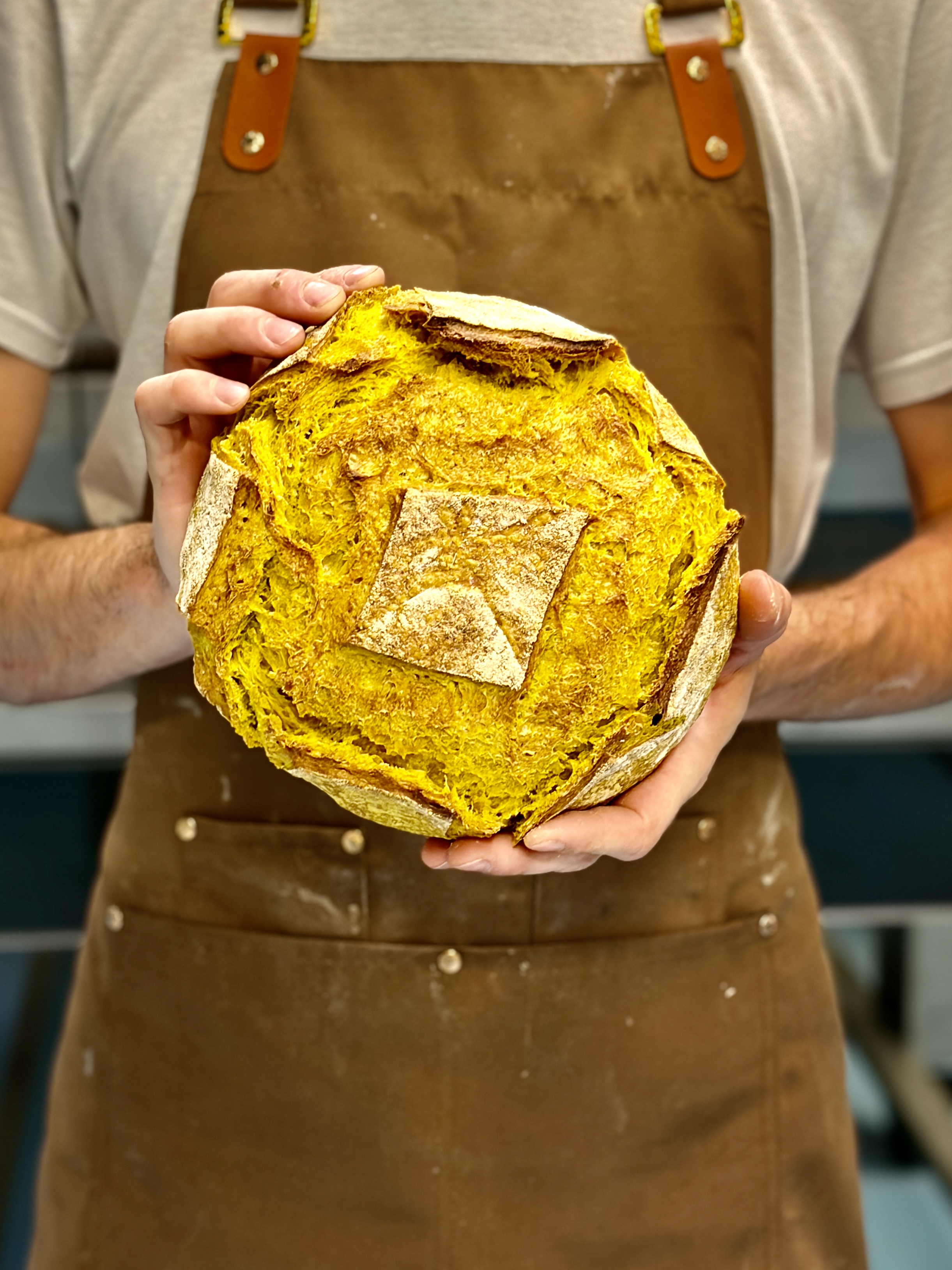 Pan de Cúrcuma KOBO — masa madre artesano elaborado a mano en Donostia